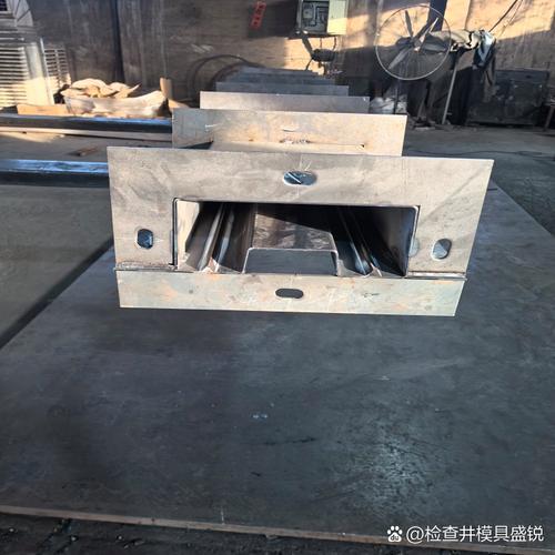 采用模具生产预制围墙板,可实现工厂内流水线自动化浇筑,振实与养护